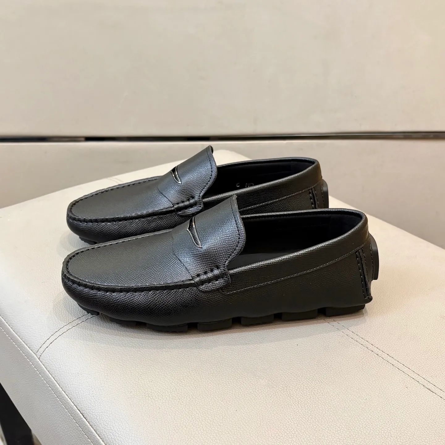 Factory price: 460💰LV men's beanie shoes 2025 official website synchronized <market top version> imported first-layer cowhide ➕ black cowhide original packaging. Size 38-45